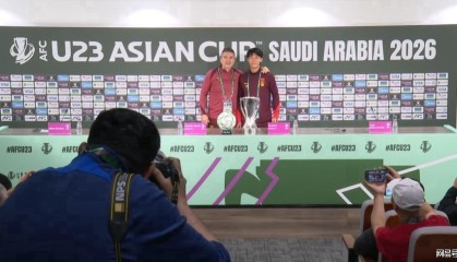 开云-爱游戏-与奖杯合影！安东尼奥：我们怀揣巨大梦想 胡荷韬：希望创造历史