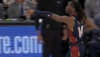 开云登录入口-埃利斯封盖被吹犯规怒喷裁判吃T，随后骑士挑战成功