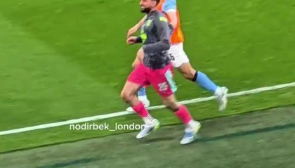 你小子下黑手😅曼城庆祝破门，胡桑诺夫对多纳鲁马“一顿打”